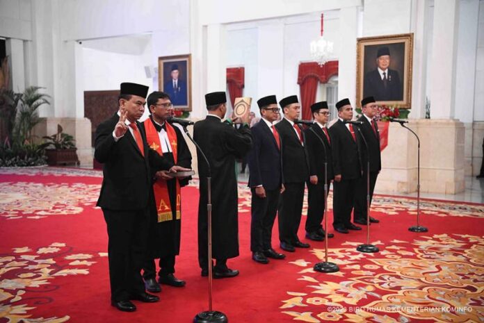 Menkominfo Arie Budi Setiadi bersama wakil menteri saat pelantikan oleh Presiden Joko Widodo di Istana Negara, Jakarta Pusat, Senin (17/07/2023).